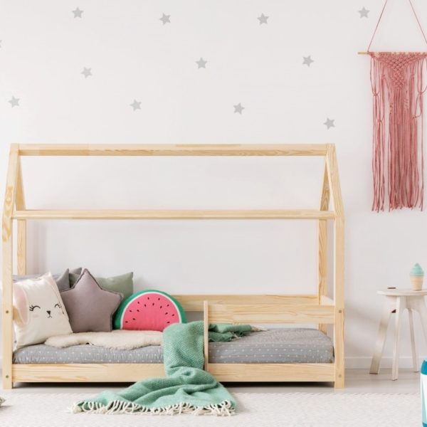 Das Hausbett MIKA ist die Quintessenz des skandinavischen Stils in polnischer Ausführung. Das Hausbett ist modern und auch überzeitlich. Die Schönheit vom Kiefernholz kommt in dem von den Kindern geliebten Hausbett zum Ausdruck. Ein sicherer und ruhiger Schlaf im erträumten Bett ist die Freude des Kindes und das Glück der Eltern. Das Hausbett MIKA zeichnet sich durch ein anspruchsloses, aber ausdrückliches und seine Funktion erfüllendes Geländer aus. Schaffen Sie einen idealen Innenraum für Kinder durch die Erweiterung um den Prunkhimmel und die Aufkleber aus unserem Angebot. Versand: nur bis zu 15 Werktagen