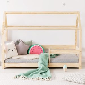 Das Hausbett MIKA ist die Quintessenz des skandinavischen Stils in polnischer Ausführung. Das Hausbett ist modern und auch überzeitlich. Die Schönheit vom Kiefernholz kommt in dem von den Kindern geliebten Hausbett zum Ausdruck. Ein sicherer und ruhiger Schlaf im erträumten Bett ist die Freude des Kindes und das Glück der Eltern. Das Hausbett MIKA zeichnet sich durch ein anspruchsloses, aber ausdrückliches und seine Funktion erfüllendes Geländer aus. Schaffen Sie einen idealen Innenraum für Kinder durch die Erweiterung um den Prunkhimmel und die Aufkleber aus unserem Angebot. Versand: nur bis zu 15 Werktagen