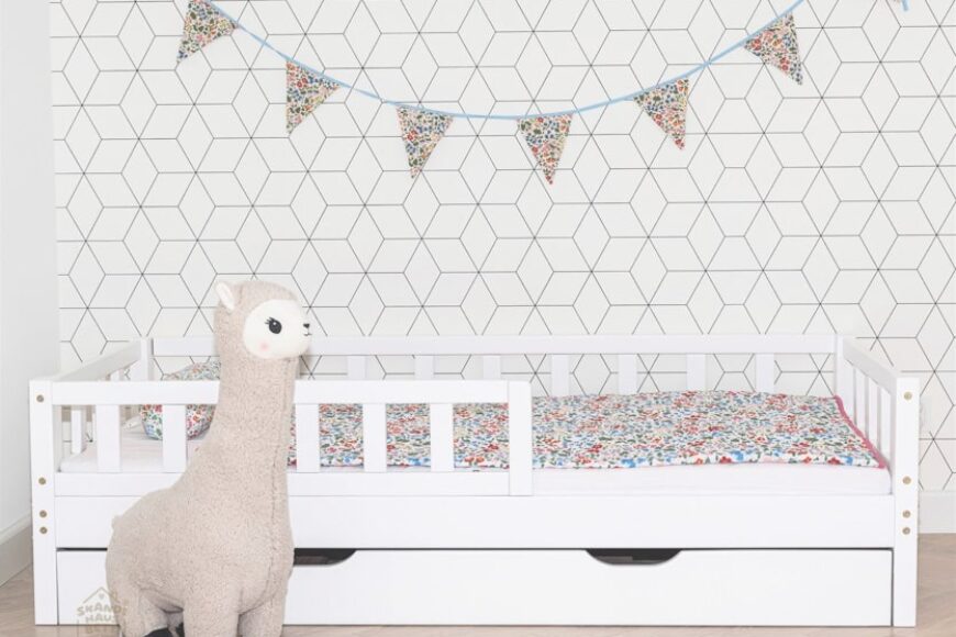 Kinderbett aus Massivholz mit stabiler abnehmbarer Schutzgitter CLASI NUO – eine Investition in gesunden Schlaf und eine sichere Kindheit 🦋⭐