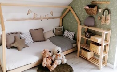 Ein Raum, der Sie beruhigt – Ein ruhiges, natürliches Kinderzimmer für ältere Kinder im Alter von 5–6 Jahren