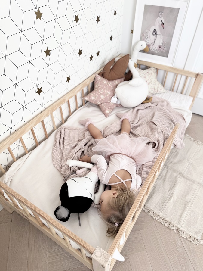 Klassisches Holzbett für Kinder Kinderbett HOHE SICHERHEITSBARRIERE